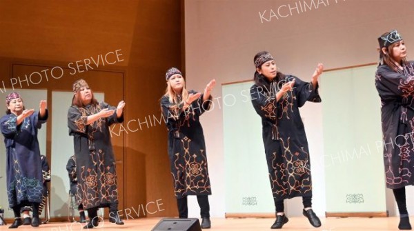 古式舞踊を披露する帯広カムイトウウポポ保存会のメンバー