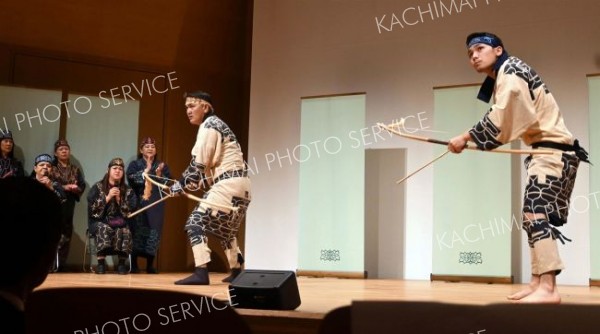 古式舞踊を披露する帯広カムイトウウポポ保存会のメンバー