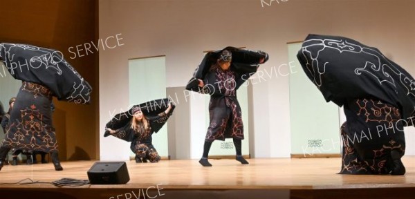 古式舞踊を披露する帯広カムイトウウポポ保存会のメンバー