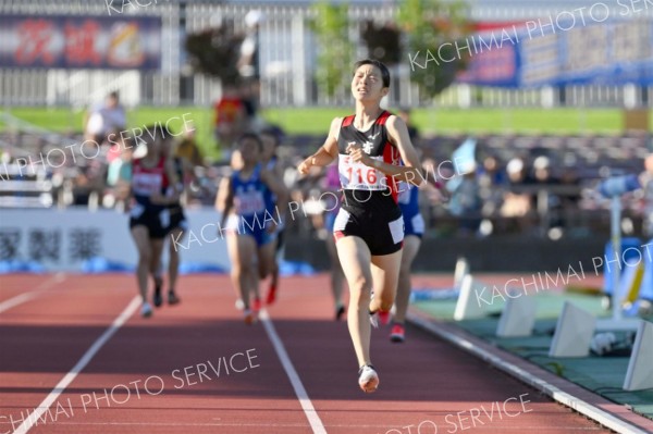 【女子８００メートル予選９組】集団を引き離しフィニッシュをする人見仁菜（足寄中、手前）人見は２分１１秒３９で組１着、全体４位で決勝進出を決める