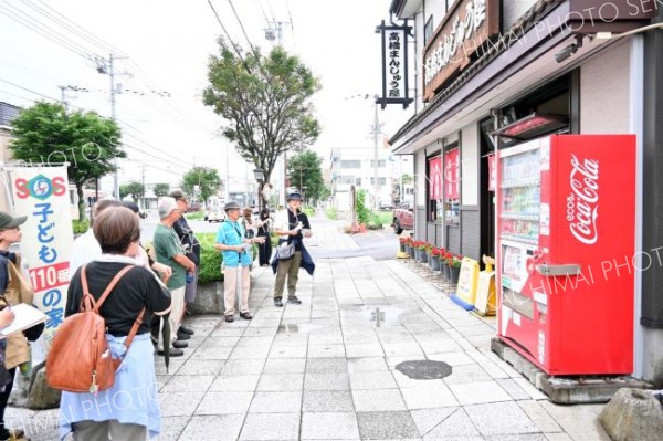 高橋まんじゅう屋について説明を受ける参加者たち