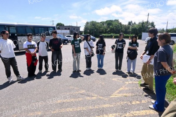 広尾町内の牧場での体験研修を終えた瑞穂農芸高校の生徒ら