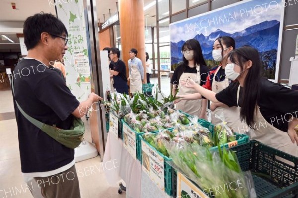 幕別清陵高生が「空港マルシェ」　十勝産野菜の魅力伝える