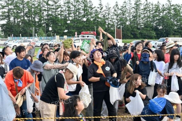 最終日には恒例のプレミアム賞品付き餅まき大会が行われた。大人たちが本気で降ってくる餅に手を伸ばす