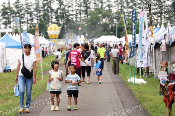 航空公園には飲食店による「バルーン商店街」が登場。来場者は地元の味覚に舌鼓を打った