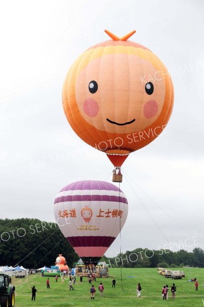 上士幌町航空公園では、町の熱気球「ほろんちゃん号」など２基で係留体験搭乗が行われた