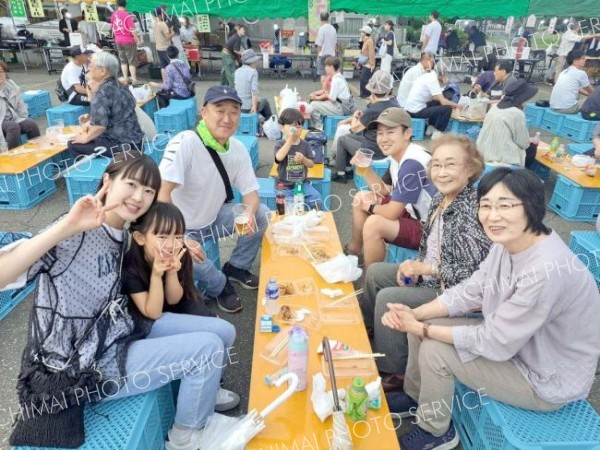 ビール片手に歓談　屈足でビールパーティー