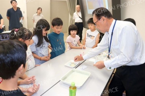 夏休みの子どもが墨流しに挑戦　清水町図書館