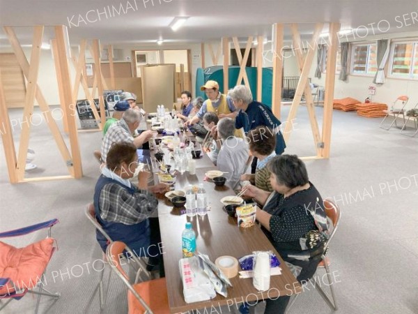 「しおさい荘」で夕食を取る音調津地区の住民ら（３０日午後５時４５分ごろ）