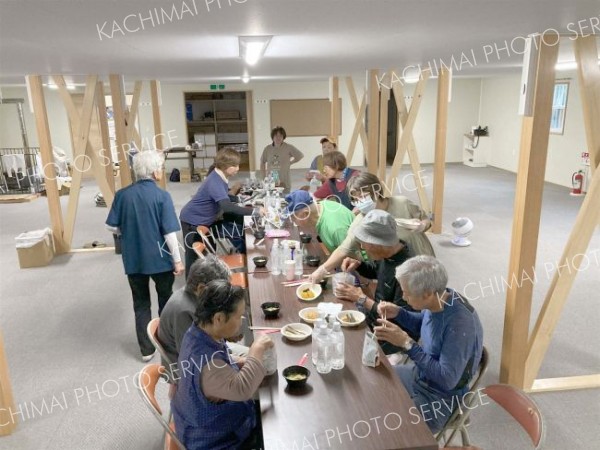 「しおさい荘」で夕食を取る音調津地区の住民ら（３０日午後５時４０分ごろ）