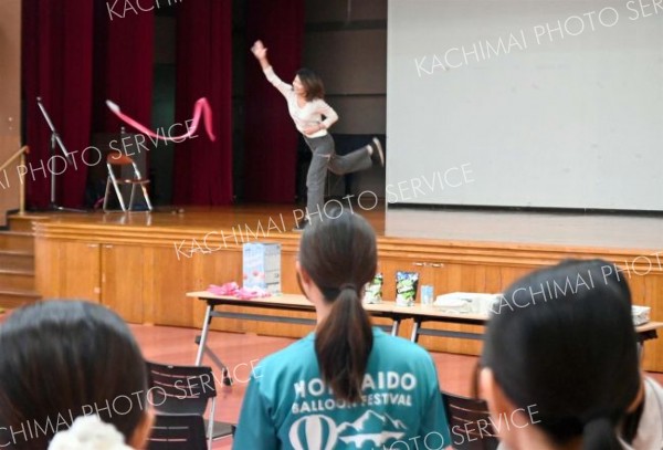 マーカー投げに大盛り上がり　バルーンフェス「裏学生選手権」に３大学４チーム参加 3