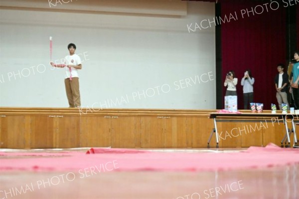 マーカー投げに大盛り上がり　バルーンフェス「裏学生選手権」に３大学４チーム参加 4