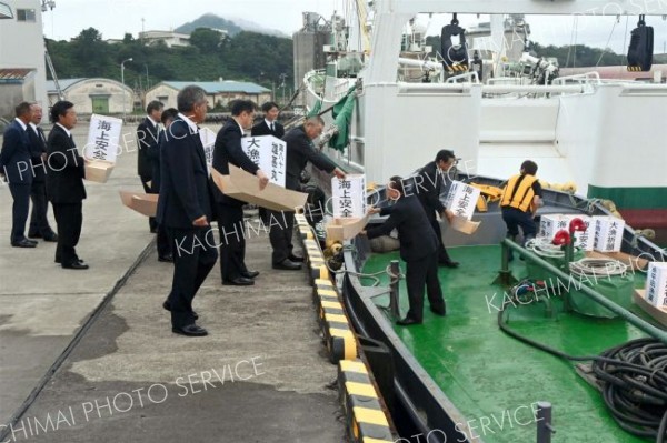 漁船に積み込まれる灯籠舟