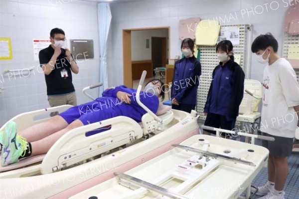 職業選択肢に「福祉」を　中札内中の生徒が介護の仕事体験