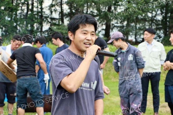 あいさつする鈴木代表