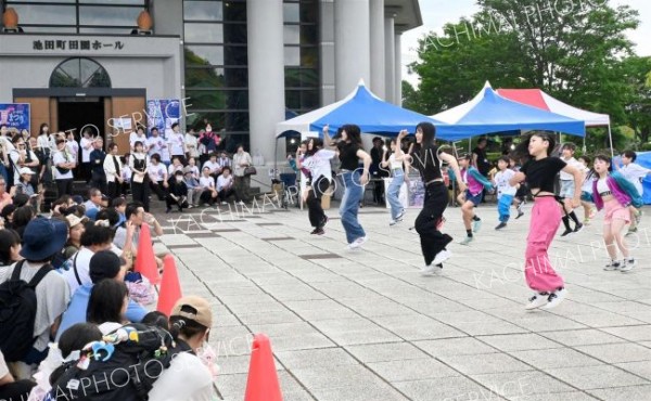 ダンスに花火にコスプレ…いけだ夏まつりにぎわう