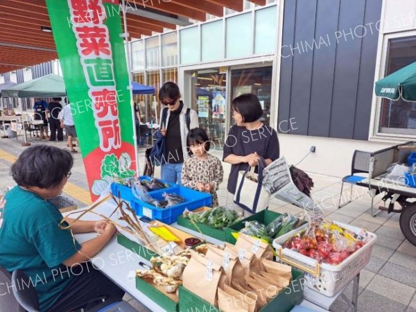 新鮮野菜を求める人でにぎわう　新得とくとく「土曜市場」～こぼれ話