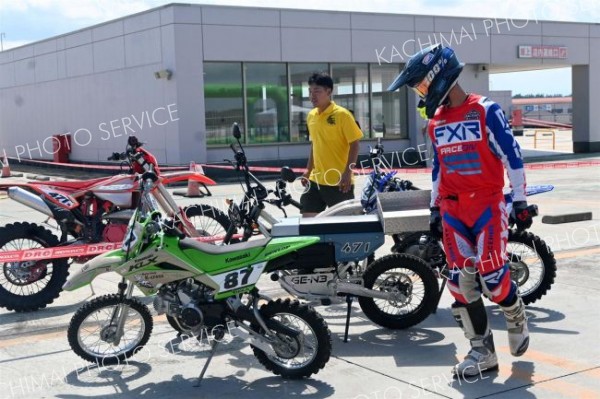 デモンストレーションの様子を説明する国際プロライダーの藤戸さん（右）
