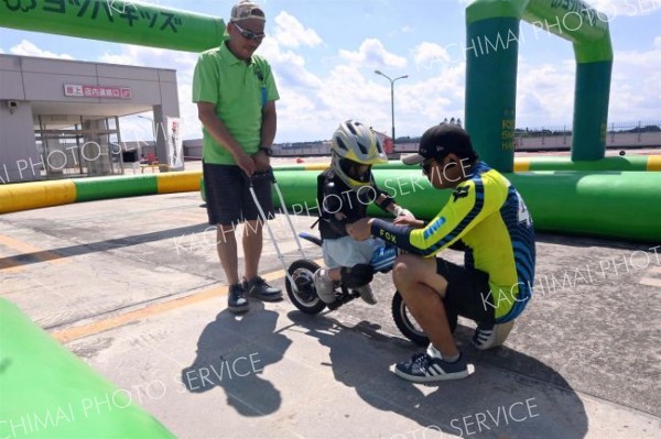 フレスポ屋上で電動バイクやスケボー体験　子ども歓声 11