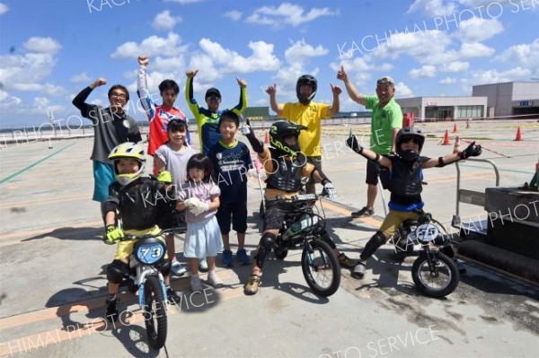 フレスポ屋上で電動バイクやスケボー体験　子ども歓声 12