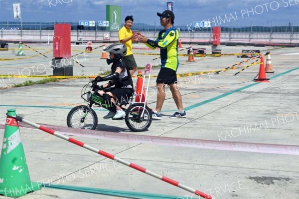 フレスポ屋上で電動バイクやスケボー体験　子ども歓声 14
