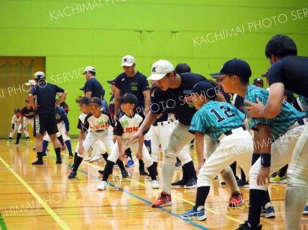 慶応大野球部を間近で　幕別での合宿中、小・中学生向けに教室