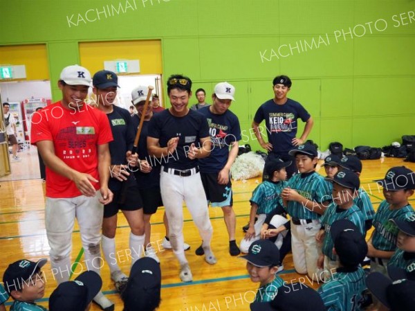 慶応大野球部の教えを受けながら楽しく練習する子どもたち