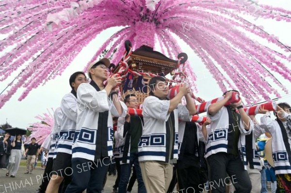 「おいさ！」の掛け声とともに会場を練り歩いた花みこし