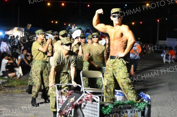 独創性豊かな装いで盆踊りを楽しむ参加者ら（広尾）