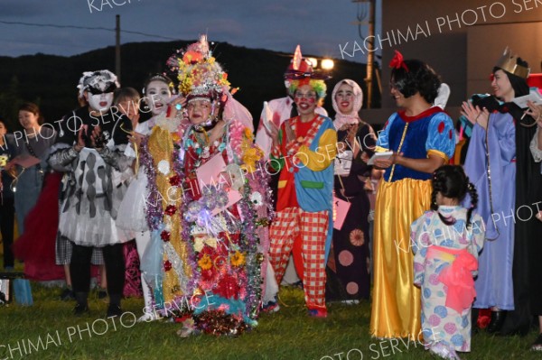 ちょっと派手だったかしら―。足寄ふるさと盆踊りで、仮装の個人部門で入賞した参加者（１５日、足寄町で。金野和彦撮影）