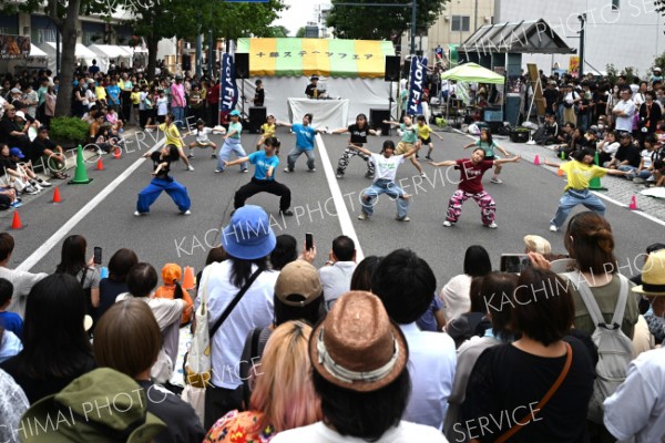 ストリートがステージに―。西２条通で踊る子どもたちの周囲に人が集まり熱気があふれた（１４日、おびひろ平原まつりで。。須貝拓也撮影）