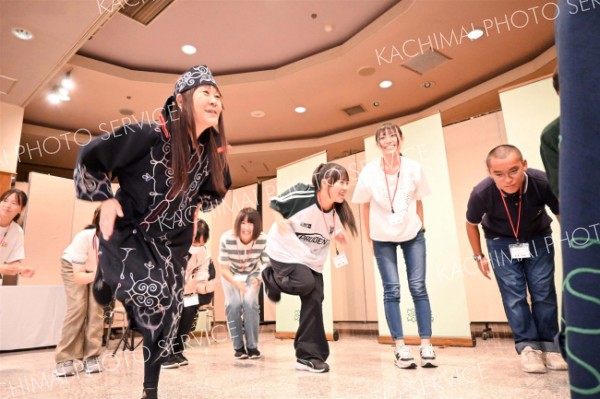 埼玉の中学生がアイヌ舞踊体験に笑顔　交流事業で学び深める