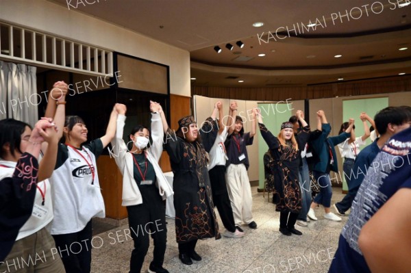 「ポロリムセ」を一緒に踊る生徒たち