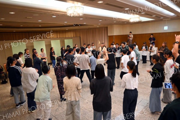 「ポロリムセ」を一緒に踊る生徒たち