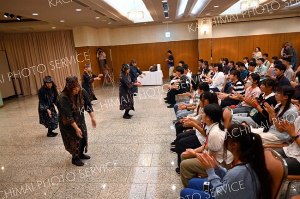 アイヌ舞踊を披露する保存会のメンバー