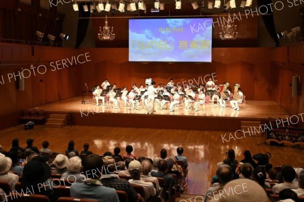 演奏を披露する北海道警察音楽隊