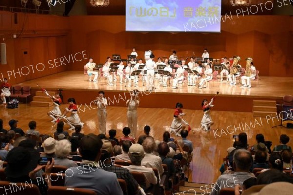 北海道警察音楽隊とカラーガード隊のステージに魅入る観客