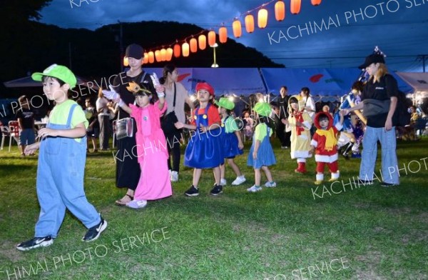 「スーパーマリオ」をテーマに仮装盆踊りに参加した町内の子どもたち