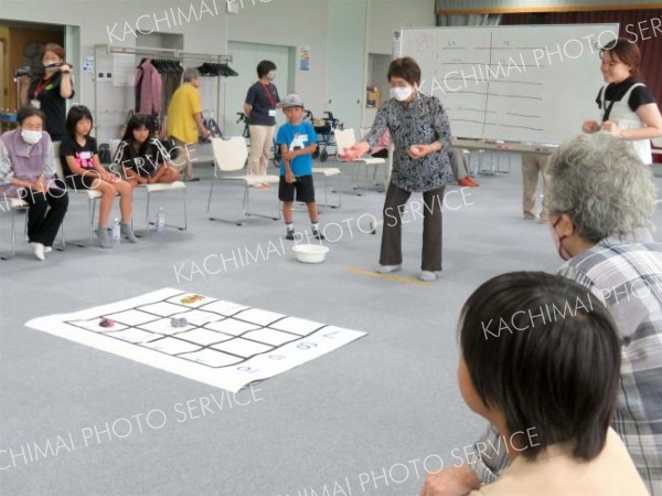 夏休み子ども福祉体験　更別の小学生、お年寄りと交流