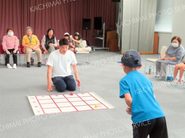 元気クラブの高齢者と交流する小学生たち