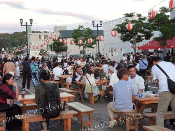 大勢の町民らでにぎわう会場（浦幌）
