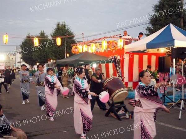 盆踊りを楽しむ参加者たち（幕別）