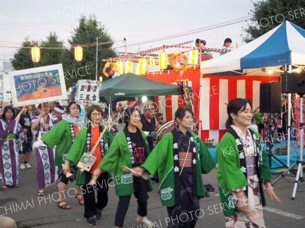 盆踊りを楽しむ参加者たち（幕別）