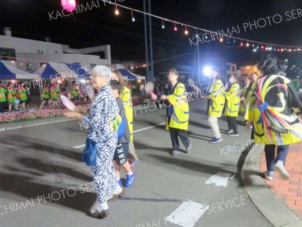 浴衣や法被姿で盆踊りを楽しむ村民ら