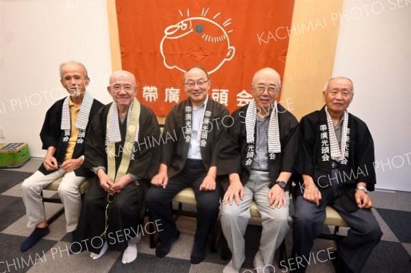 ツルツル頭で社会照らした「帯広光頭会」５７年の歴史に幕　笑顔で解散式
