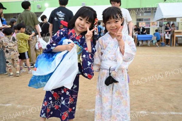 浴衣を着てまつりを楽しむ子ども