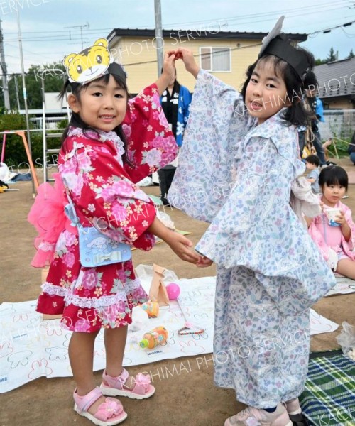 浴衣を着てまつりを楽しむ子ども