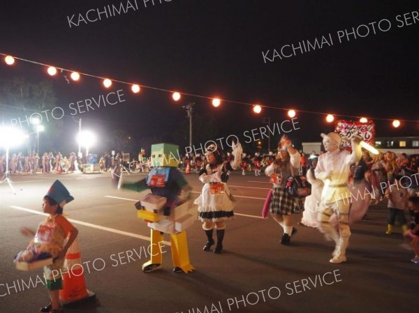 仮装でにぎわった忠類盆踊り