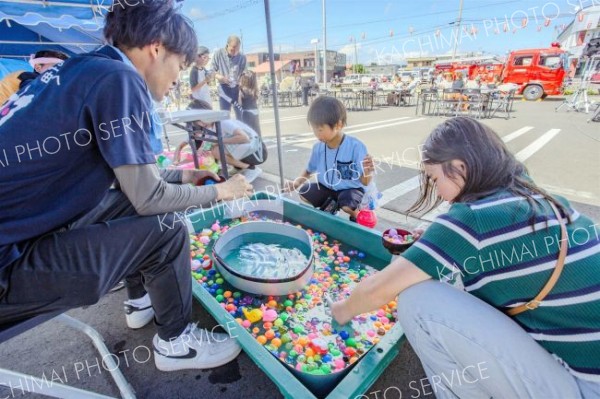 マジックや大道芸も、子どもたちが「夏祭り」を楽しむ　大樹
