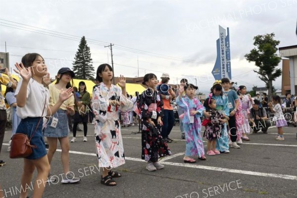 にぎやかに子ども盆踊り　ほんべつ夏まつり